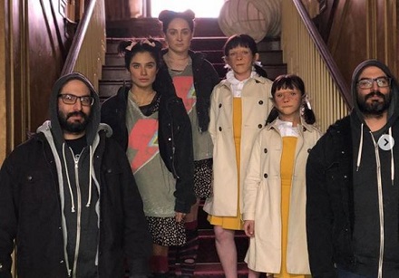 Abigail Shapiro: Wiki, Age, Boyfriend, Height, Family, Biography & More 14 Abigail Shapiro with the cast of Doom Patrol