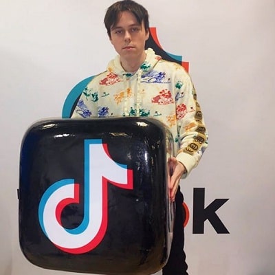 Imallexx Age, Height, Weight, Gay Boyfriend, Biography, Affairs & More 7 Alexander Liam Elmslie mocked as TikTok CEO