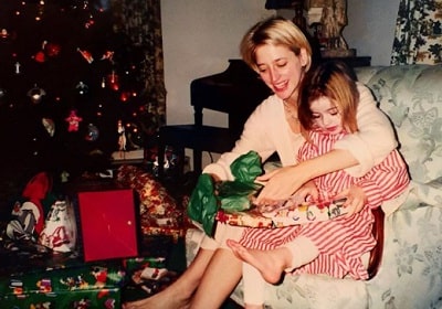 Hannah Lynch Wiki, Age (Dorinda Medley's Daughter) Biography & More 6 Childhood Christmas Celebration Photos of Hannah Lynch along with her momma Dorinda Medley