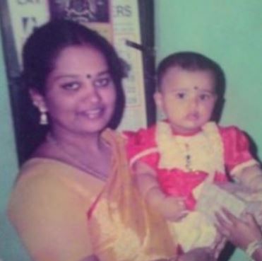 Dharsha Gupta Wiki, Age, Height, Weight, Husband, Biography & More 6 Childhood picture of Dharsha Gupta with her mother