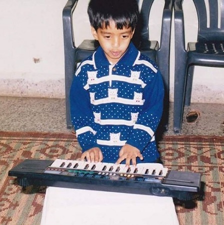 Yashraj Mukhate Wiki (Music Producer) Age, Girlfriend, Height, Weight, Biography & More 3 Childhood picture of Yashraj Mukhate