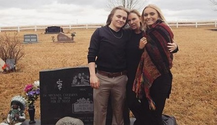 Daisy Coleman Wiki, Age, Husband, Boyfriend, Biography, Family & More 19 Daisy Coleman with her brother Tristan Coleman and mother Melinda Coleman