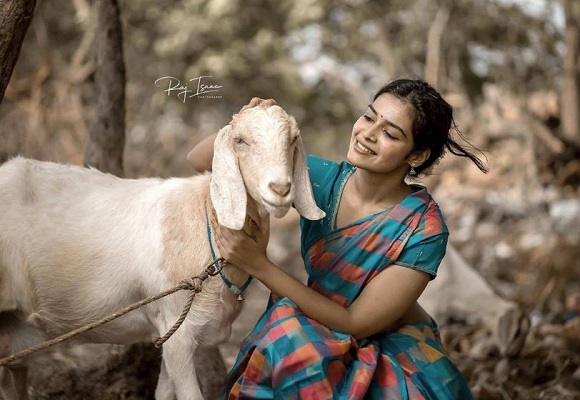 Dharsha Gupta Wiki, Age, Height, Weight, Husband, Biography & More 26 Dharsha Gupta animal lover