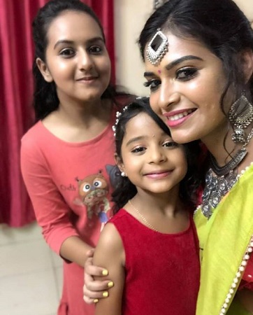 Dharsha Gupta Wiki, Age, Height, Weight, Husband, Biography & More 8 Dharsha Gupta with the cast of Senthoora Poove