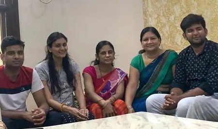 Himanshu Jain (IAS Topper) Wiki, Age, Caste, Biography, Family & More 6 Himanshu Jain with family