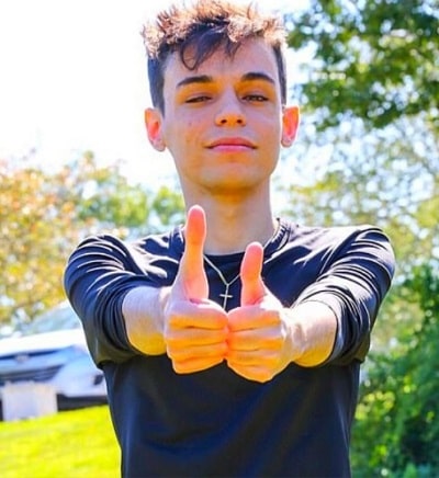 Jacob Pina (Thumb Guy) Wiki, Age, Height, Weight, Girlfriend, Biography & More 6 Jacob Pina Height & Weight