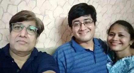 Jatin Kishore (IAS Topper) Wiki, Age, Biography, Caste, Family & More 4 Jatin Kishore with his mother and father Lalit Kishore