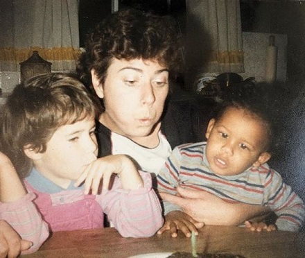 Jeffrey Bowyer-Chapman Height, Weight, Age, Gay Partner, Biography & More 10 Jeffrey Bowyer-Chapman's childhood photo with his mom and sibling