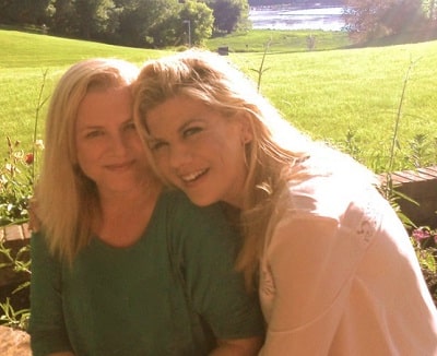 Julie Herschede Wiki, Age (Kristen Johnston's Sister) Biography, Death & More 3 Julie Herschede along with her sister Kristen Johnston