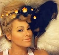 Kindly Myers Wiki, Height, Age, Net worth, Family, Biography & More 5 Kindly Myers with her dog Swayze