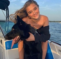 Lizzy Greene Height, Weight, Age, Boyfriend, Biography & More 7 Lizzy Greene pet dog