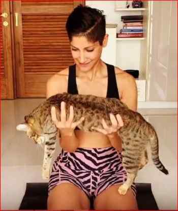 Maya Sarao Wiki, Age, Husband, Height, Weight, Biography & More 14 Maya Sarao with her cat Suji