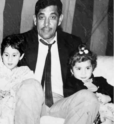 Naimal Khawar childhood picture with her father