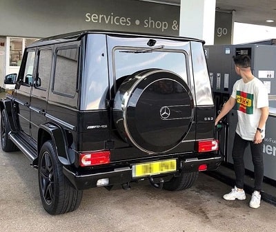 Omid Scobie Wiki, Age, Girlfriend, Books, Biography, Family & More 8 Omid Scobie with his Mercedes Car