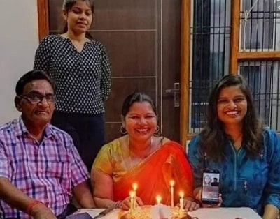 Pratibha Verma (IAS Topper) Wiki, Age, Husband, Caste, Biography & More 5 Pratibha Verma with her mother Usha Verma, father Sudhansh Verma & sister Priyanka Verma