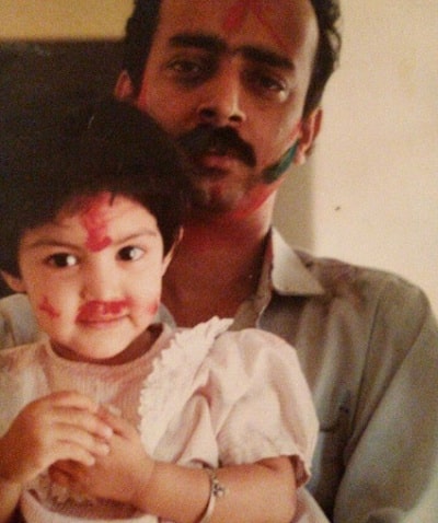 Indrajit Chakraborty Wiki (Rhea Chakraborty's Father) Age, Wife, Biography & More 6 Rhea Chakraborty celebrating holi with daddy Indrajit Chakraborty