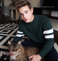 Ricardo Hurtado Height, Weight, Age, Girlfriend, Biography & More 9 Ricardo Hurtado with his pet cat Chichi