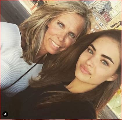 Robin Holzken with her mother