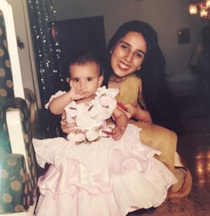 Sakshi Chopra Wiki, Age, Height, Weight, Boyfriend, Biography & More 7 Sakshi Chopra's childhood picture with her mom Meenakshi Sagar