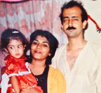 Sandhya Chakraborty Wiki (Rhea Chakraborty's Mother) Age, Biography & More 8 Sandhya Chakraborty along with husband Indrajit Chakraborty & daughter Rhea Chakraborty