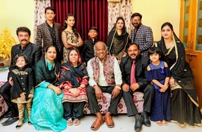 Seema Rahat (Rahat Indori's Wife) Wiki, Age, Kids, Biography & More 4 Seema Rahat with her family