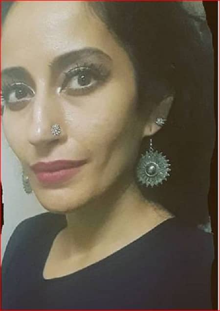 Shradha Kaul Wiki, Age, Husband, Boyfriend, Biography & More 5 Shradha Kaul wearing a nose pin