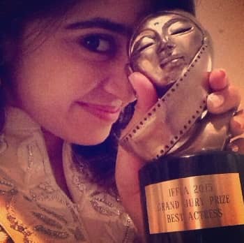 Shweta Tripathi Height, Weight, Age, Husband, Boyfriend, Biography & More 18 Shweta Tripathi best actress award IFFLA - Indian Film Festival