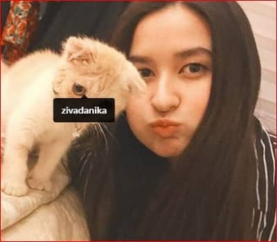 Stephanie Poetri Height, Weight, Age, Boyfriend, Husband, Biography 9 Stephanie Poetri with her cat