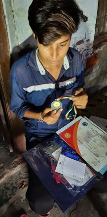 Sudeeksha Bhati Wiki, Age, College, Family, Biography, Death & More 11 Sudeeksha Bhati's brother with her certificates