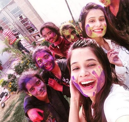 Tripti Shankhdhar Wiki (Actress) Age, Boyfriend, Height, Weight, Biography & More 8 Tripti Shankhdhar playing holi with friends