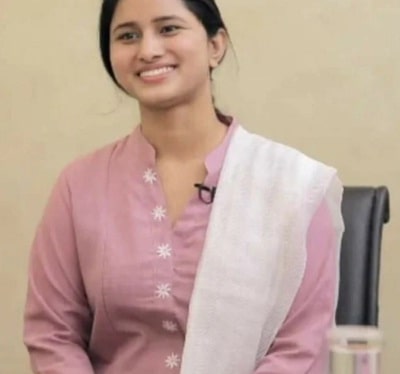 Vishakha Yadav (IAS Topper) Wiki, Age, Husband, Caste, Biography & More 3 Vishakha Yadav Bio