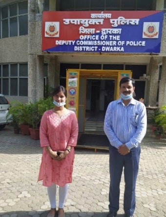 Vishakha Yadav (IAS Topper) Wiki, Age, Husband, Caste, Biography & More 5 Vishakha Yadav at the DCP Officer with her daddy Rajkumar Yadav