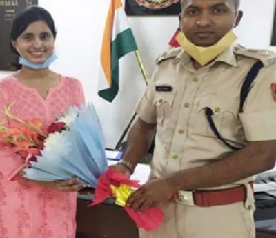 Vishakha Yadav (IAS Topper) Wiki, Age, Husband, Caste, Biography & More 6 Vishakha Yadav honored for her achievement of clearing UPSC exam at the DCP Office