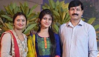 Vishakha Yadav (IAS Topper) Wiki, Age, Husband, Caste, Biography & More 4 Vishakha Yadav with her father Rajkumar Yadav and mother Sarita Yadav