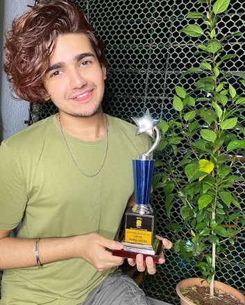 Vishal Pandey with his award