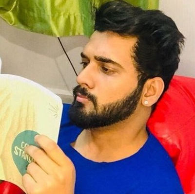 Akhil Sarthak (Bigg Boss) Wiki, Age, Wife, Girlfriend, Height, Weight & Biography 16 Akhil Sarthak pictured while reading his favorite book.