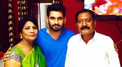 Akhil Sarthak (Bigg Boss) Wiki, Age, Wife, Girlfriend, Height, Weight & Biography 8 Akhil Sarthak pictured with his parents mom and dad