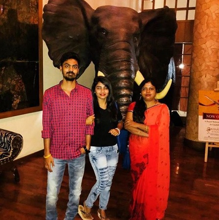 Alekhya Harika (Bigg Boss) Wiki, Age, Height, Weight, Boyfriend, Biography & More 11 Alekhya Harika with her mother Jyothi and brother Vamshi Karthik