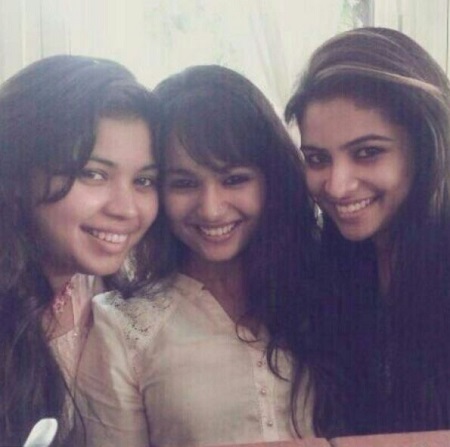 VJ Maheswari Chanakyan Wiki, Age, Husband, Height, Weight, Biography & More 8 An old photo of VJ Maheswari Chanakyan with her friends