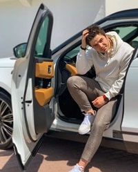 Anas Marwah Wiki, Age, Wife, Height, Weight, Biography, Family & Facts 5 Anas Marwah has a white Suv