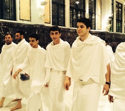 Anas Marwah Wiki, Age, Wife, Height, Weight, Biography, Family & Facts 26 Anas Marwah with the men of his family celebrating the ritual of Omrah