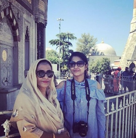 Anjum Farooki Wiki, Age, Husband, Height, Weight, Biography & More 8 Anjum Farooki with her mother