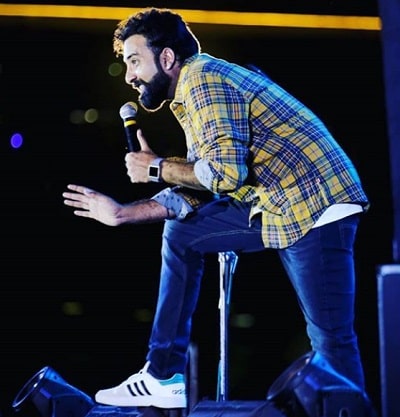 Anubhav Singh Bassi Wiki (Comedian) Age, Height, Weight, Wife, Biography & More 2 Anubhav Singh Bassi photograph one of his live show