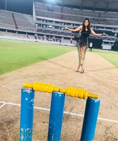 Ariyana Glory covering a cricket match