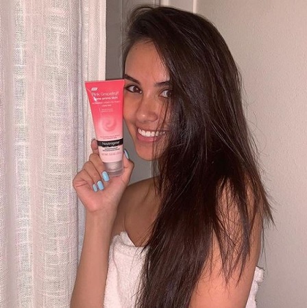 Caryn Marjorie Height, Weight, Age, Boyfriend, Husband, Biography & More 14 Caryn Marjorie promoting Neutrogena beauty products