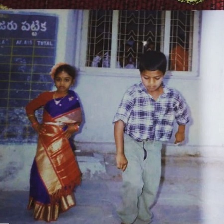 Jabardasth Avinash Wiki, Age, Wife, Height, Family, Caste, Biography & Facts 6 Childhood photo of Jabardasth Avinash performing skit in school