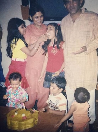 Pragya Nagra Wiki, Age, Height, Weight, Boyfriend, Husband, Biography & More 6 Childhood photo of Pragya Nagra with her family