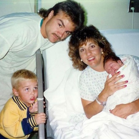 Childhood picture of Nick Bare with his mom Linda Bare, dad Mike Bare, and brother Preston Bare