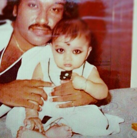 Payal Ghosh Height, Weight, Age, Boyfriend, Husband, Biography & Facts 6 Childhood picture of Payal Ghosh with her dad