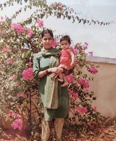 Priyanka Sharma Wiki, Age, Husband, Height, Family, Biography & Facts 7 Childhood picture of Priyanka Sharma with her mom Renu Sharma